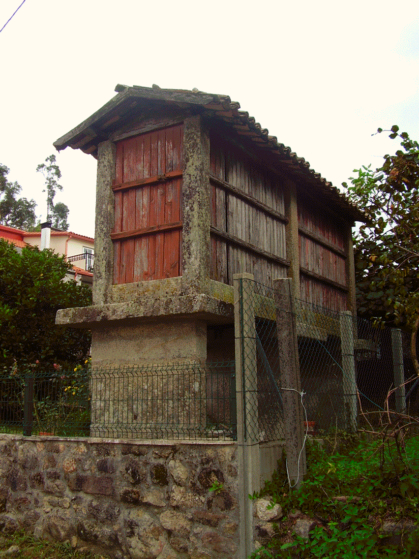Imaxe dun hórreo na aldea de Eiró.